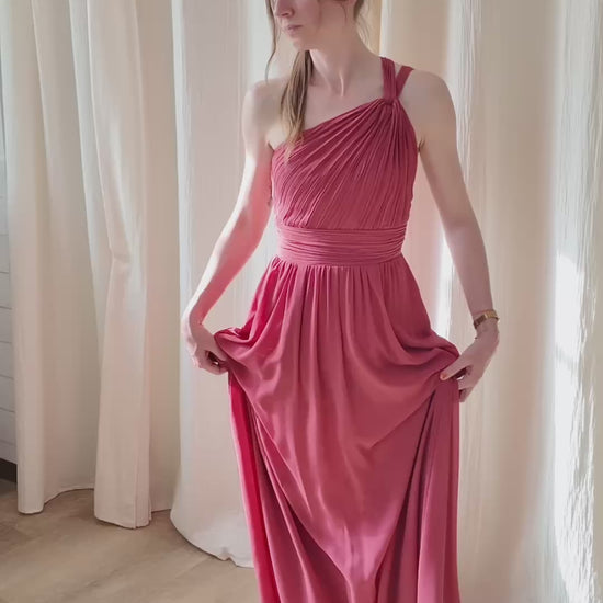 Robe longue asymétrique épaule dénudée en mousseline fluide pour mariage invitée femme