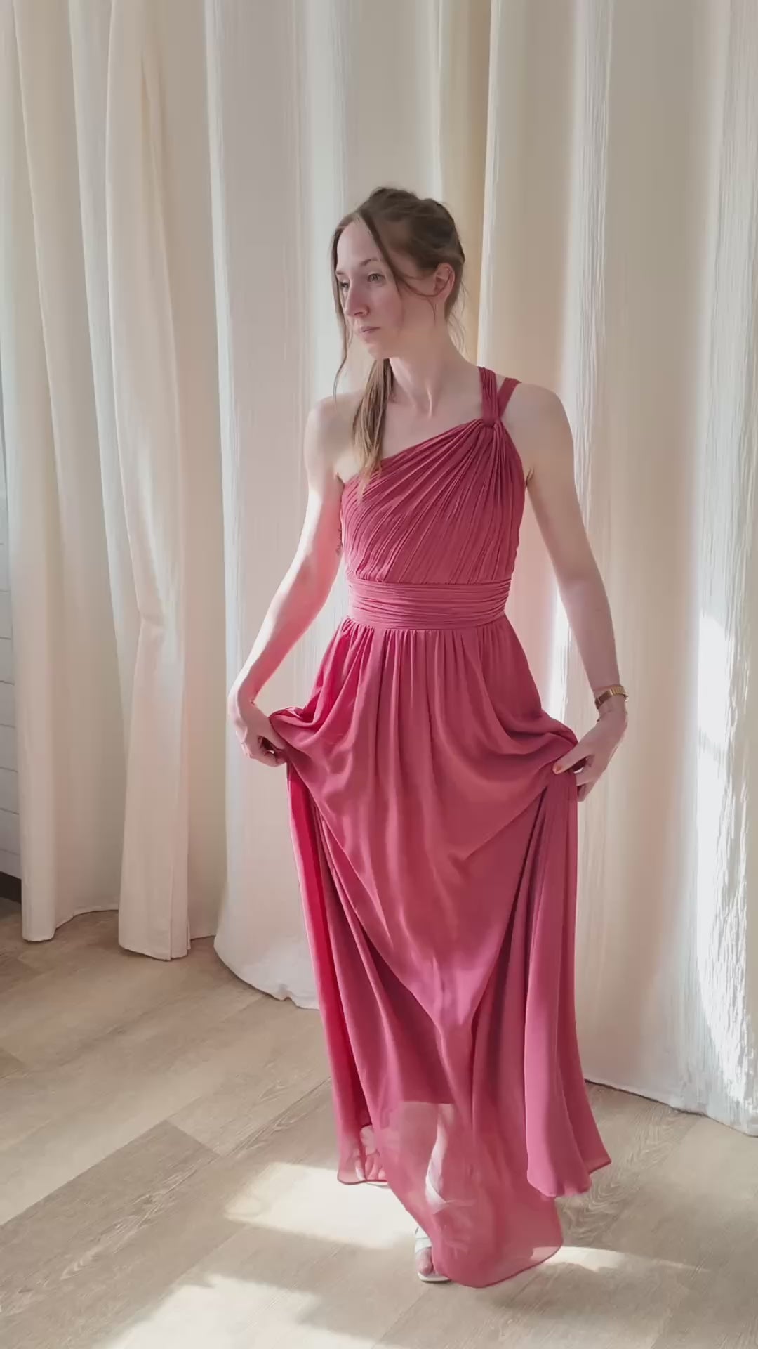 Robe longue asymétrique épaule dénudée en mousseline fluide pour mariage invitée femme