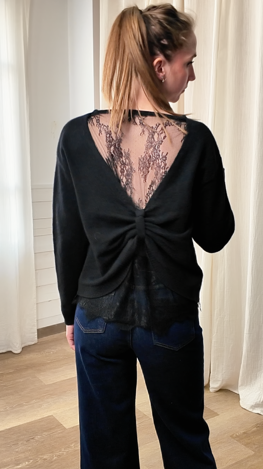 Pull noir dos nu femme avec détail dentelle florale et dos torsadé élégant, style chic décontracté