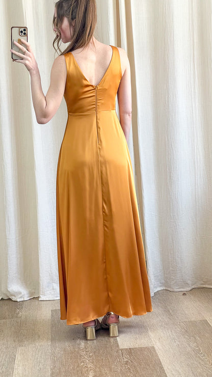 Détail décolleté robe Assia robe longue satinée orange avec coques