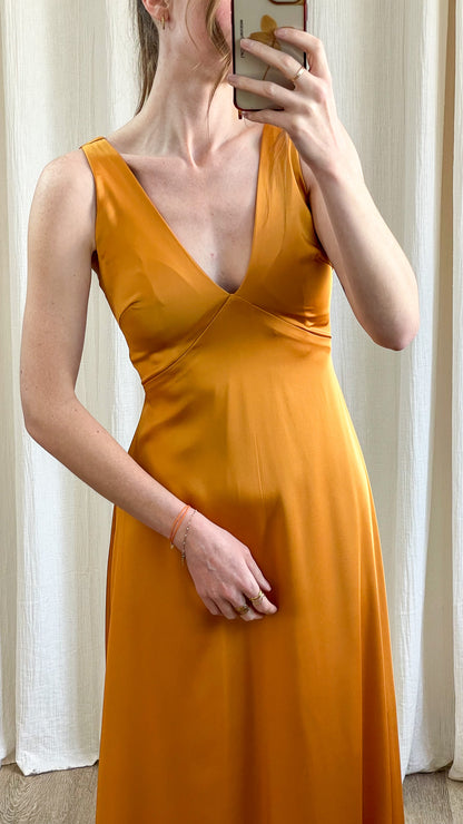 Dos robe Assia robe longue satinée orange fermeture éclair
