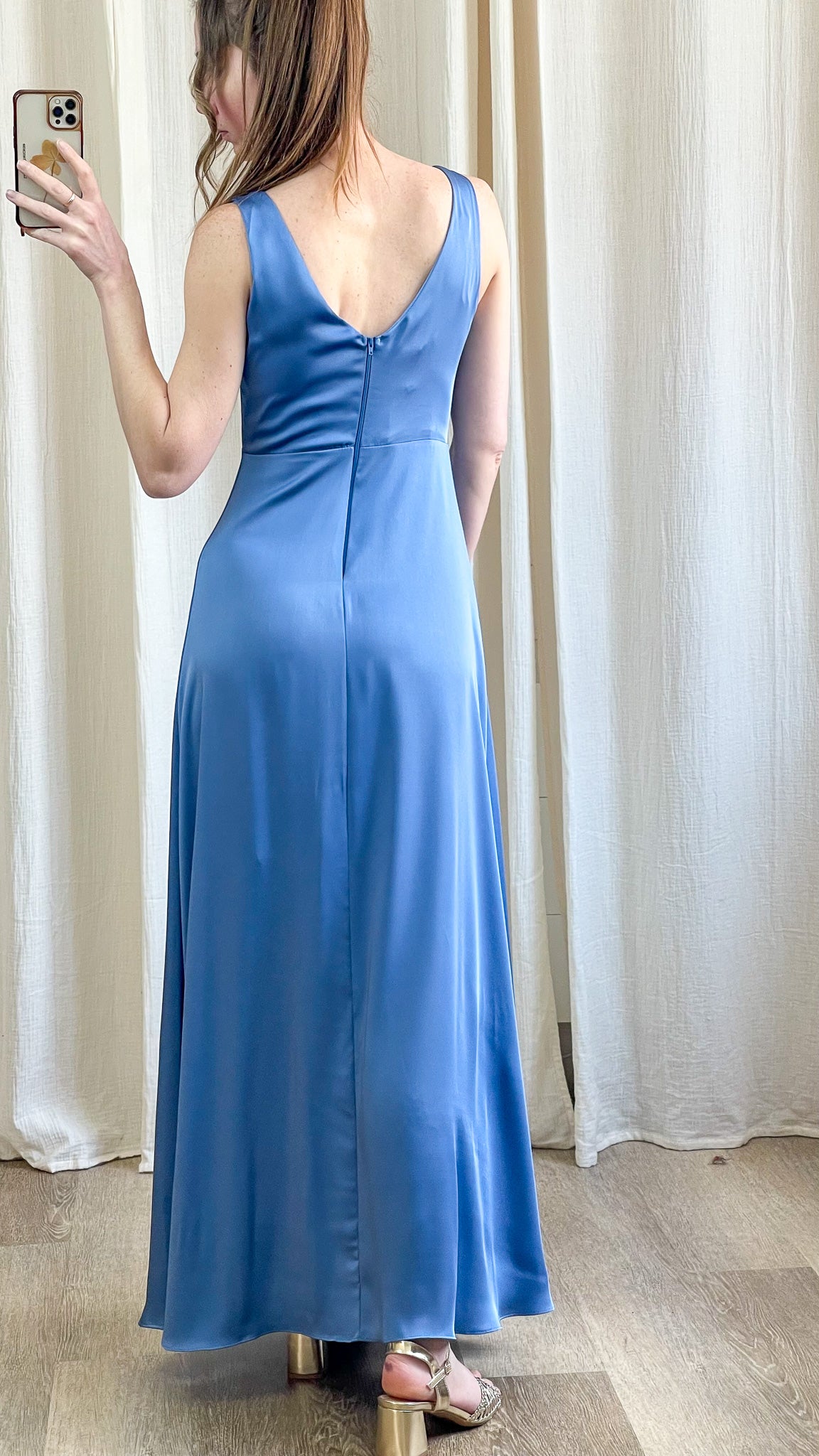 Robe Assia robe longue satinée bleu vue arrière avec fermeture zip