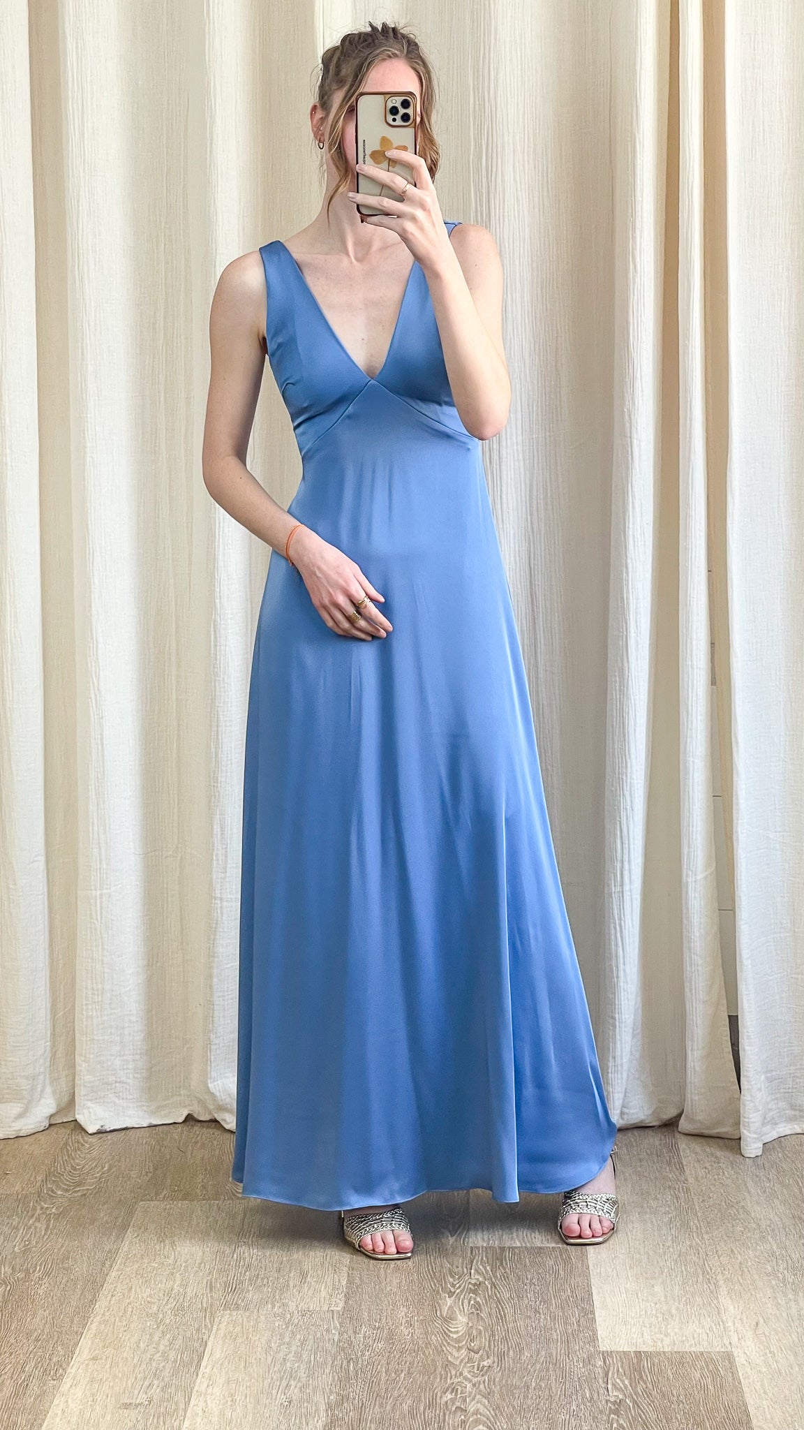 Robe Assia robe longue satinée bleu élégante pour mariage vue de face