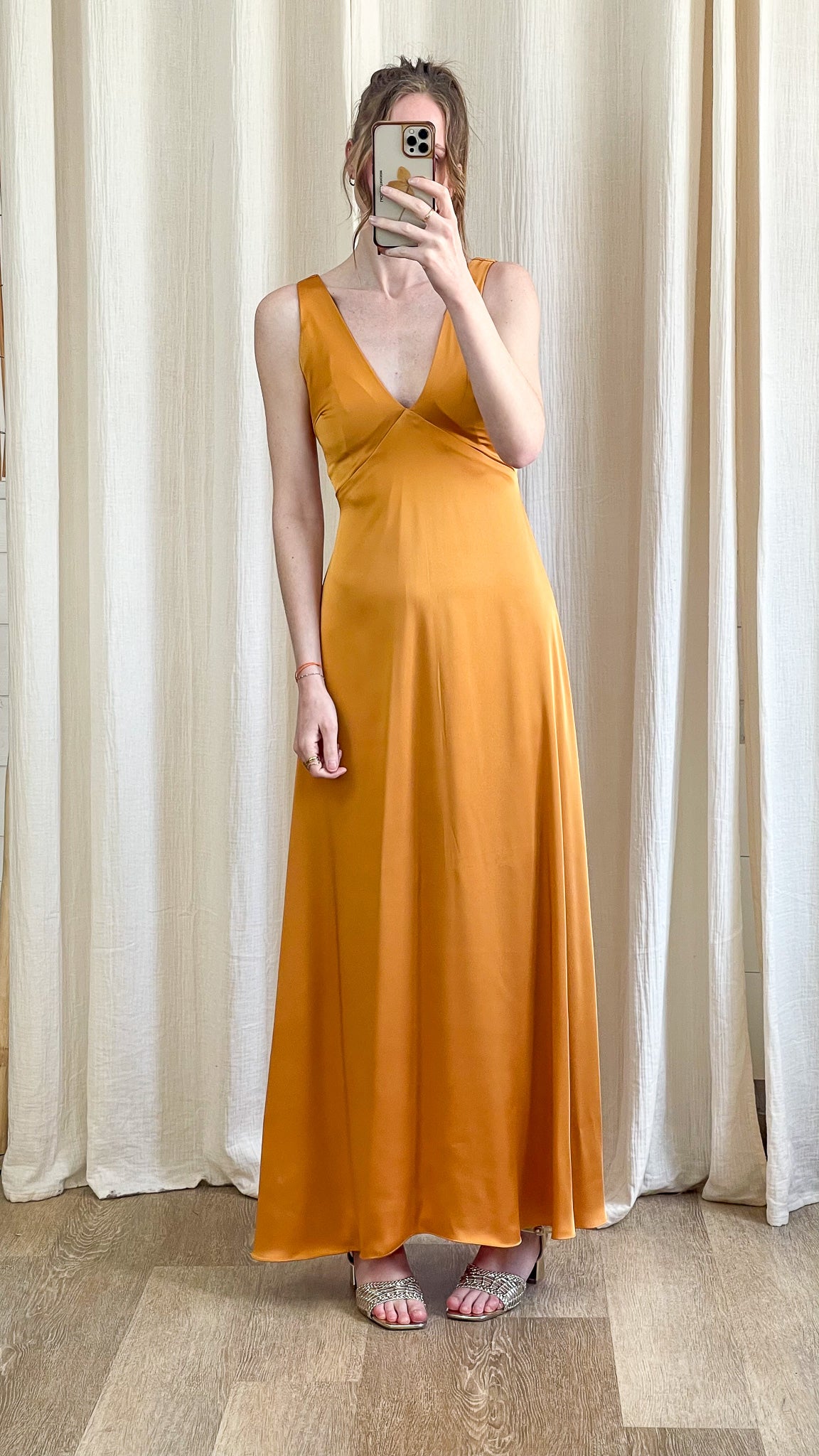 Robe Assia robe longue satinée orange pour mariage vue de face