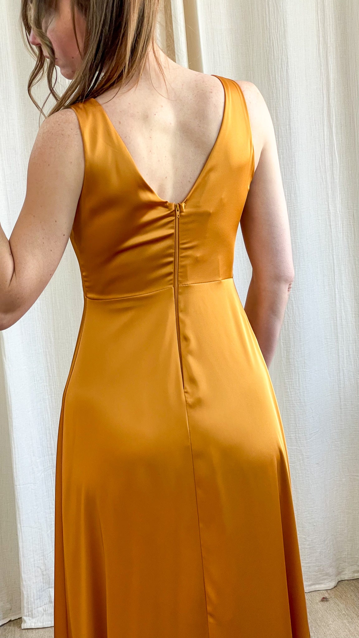Robe Assia robe longue satinée orange pour mariage vue arrière