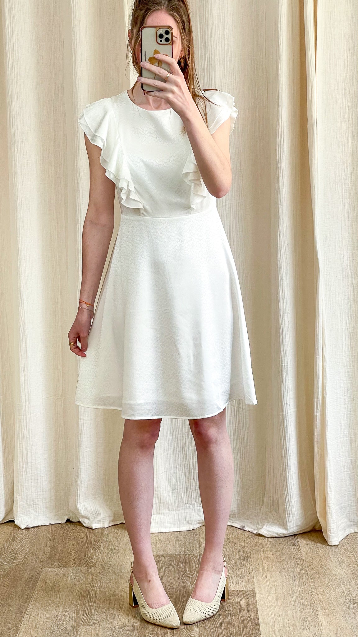 Robe blanche Begonia élégante et féminine avec volants pour mariage civil