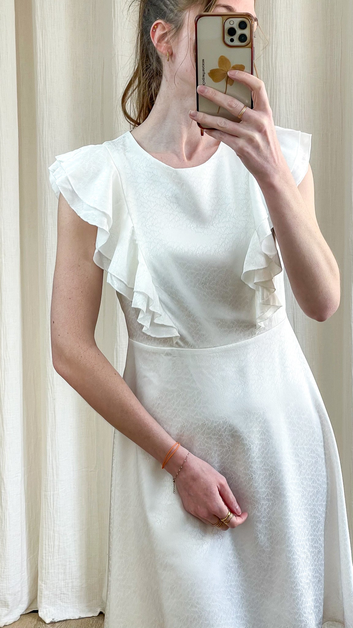 Robe Begonia blanche détail volants sur les épaules et taille marquée
