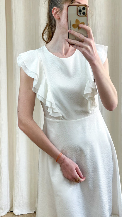 Robe Begonia blanche détail volants sur les épaules et taille marquée