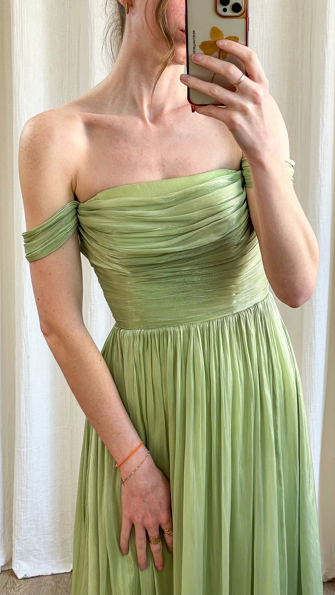 Détail du bustier drapé de la robe longue vert sauge élégante