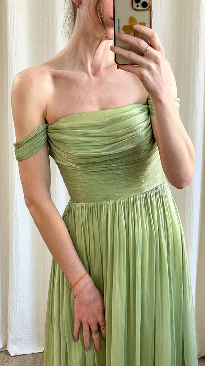Détail du bustier drapé de la robe longue vert sauge élégante