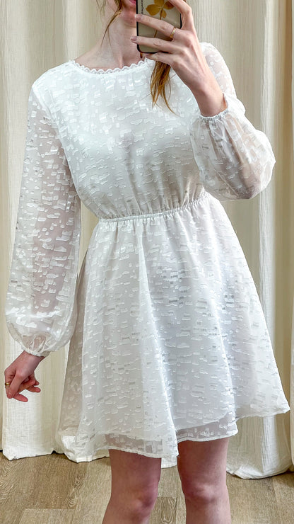 Détail robe Celosia blanche tissu texturé manches longues transparentes