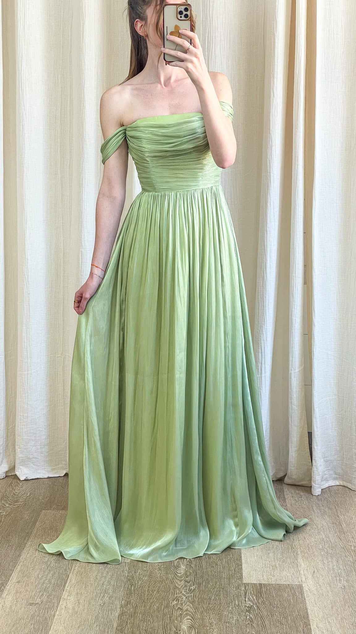 Robe de cérémonie vert sauge avec bustier drapé et épaules dénudées