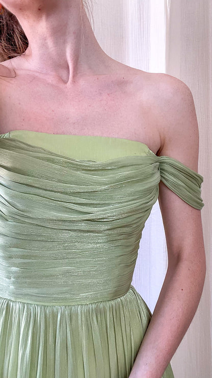 Robe de cérémonie vert sauge avec bustier drapé et épaules dénudées