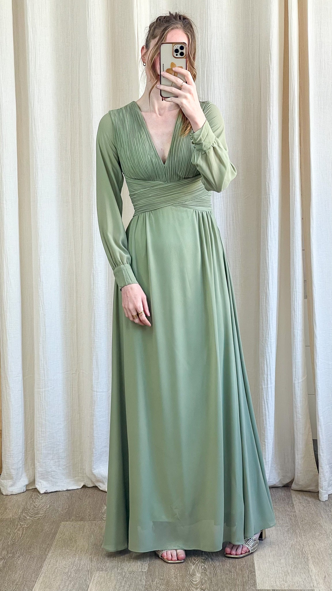 Robe de cérémonie vert sauge avec décolleté en V et taille drapée