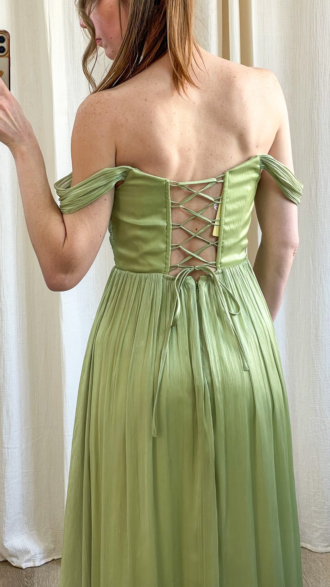 Robe longue vert sauge avec dos lacé et épaules dénudées