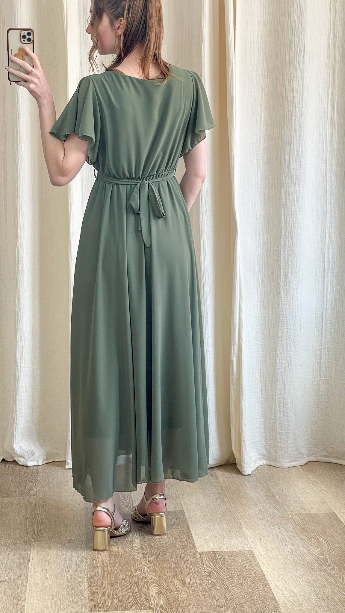 Dos de la robe Chloé kaki robe longue fluide avec taille élastique