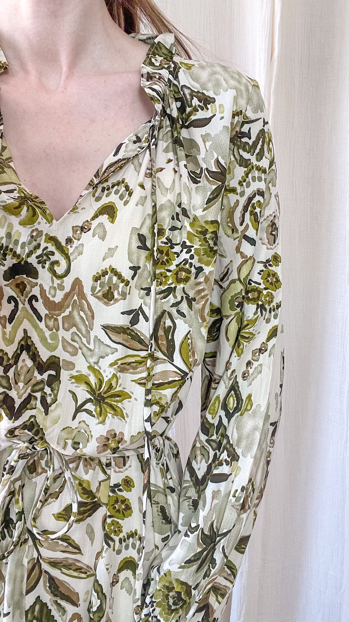 Détail robe femme imprimé vert col volant et tissu fluide léger