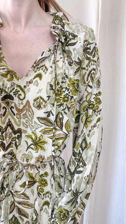 Détail robe femme imprimé vert col volant et tissu fluide léger
