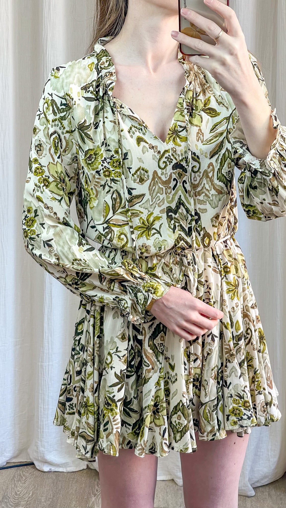 Détail robe imprimé vert taille nouée effet ceinturé