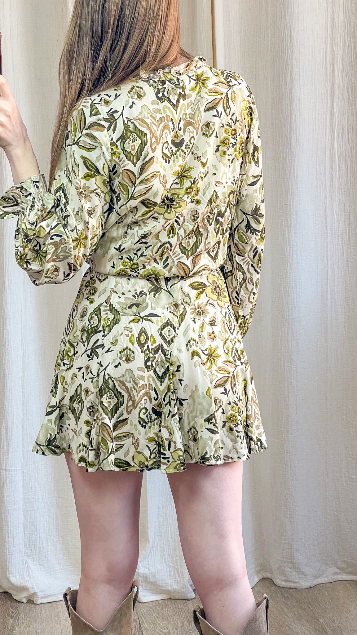 Robe courte imprimé vert vue de dos coupe fluide manches longues