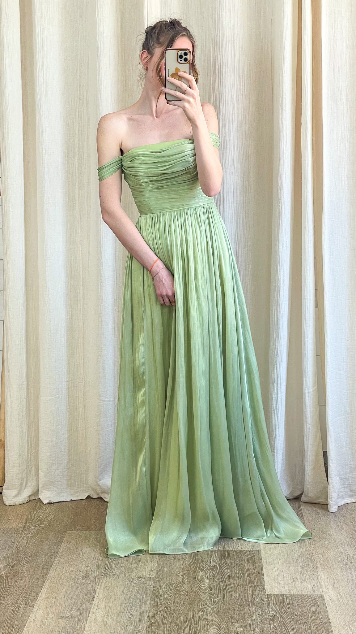 Robe de cérémonie vert sauge élégante avec épaules dénudées et jupe fluide