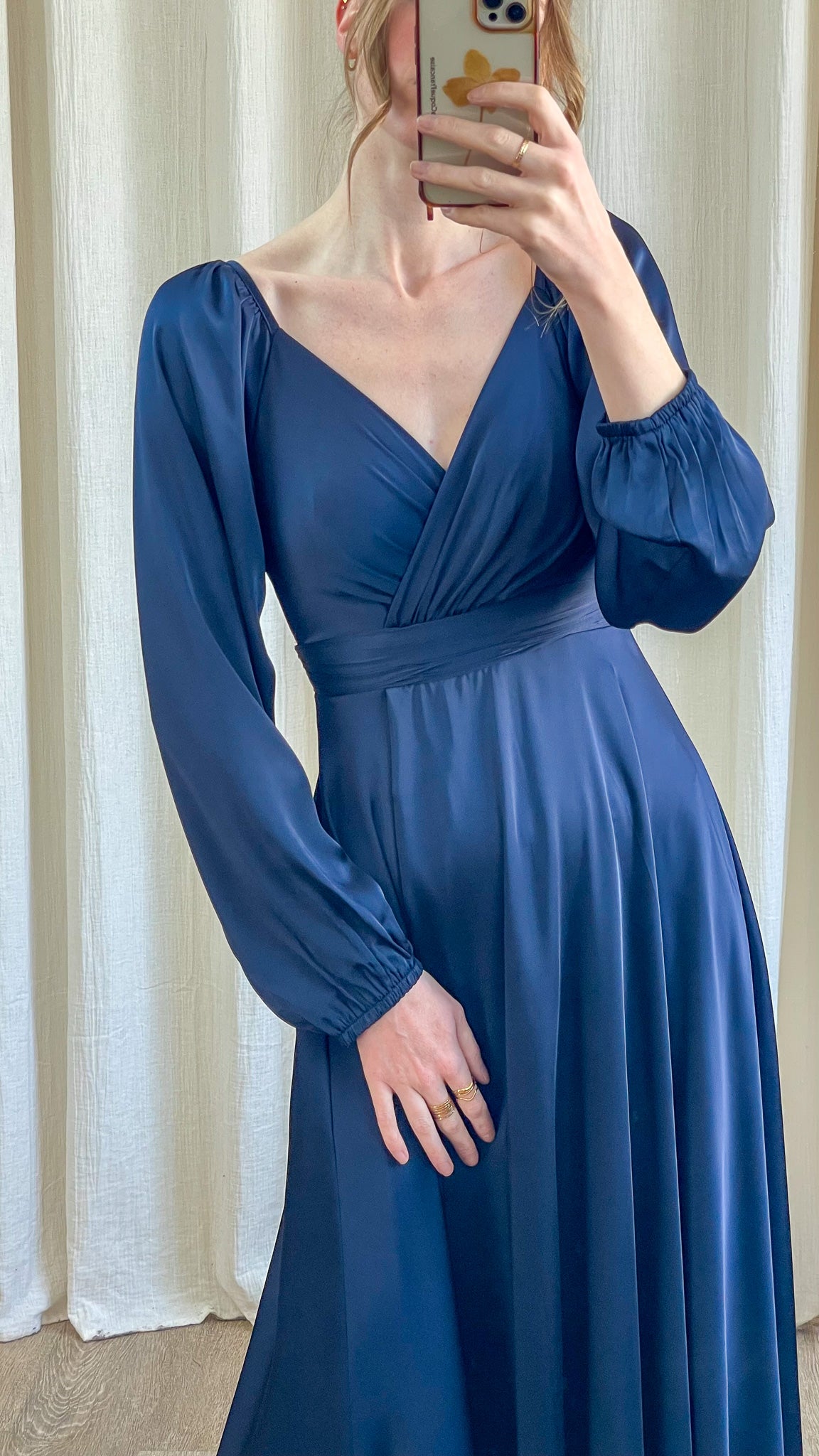Décolleté croisé robe Karine robe longue satinée bleu invitée mariage