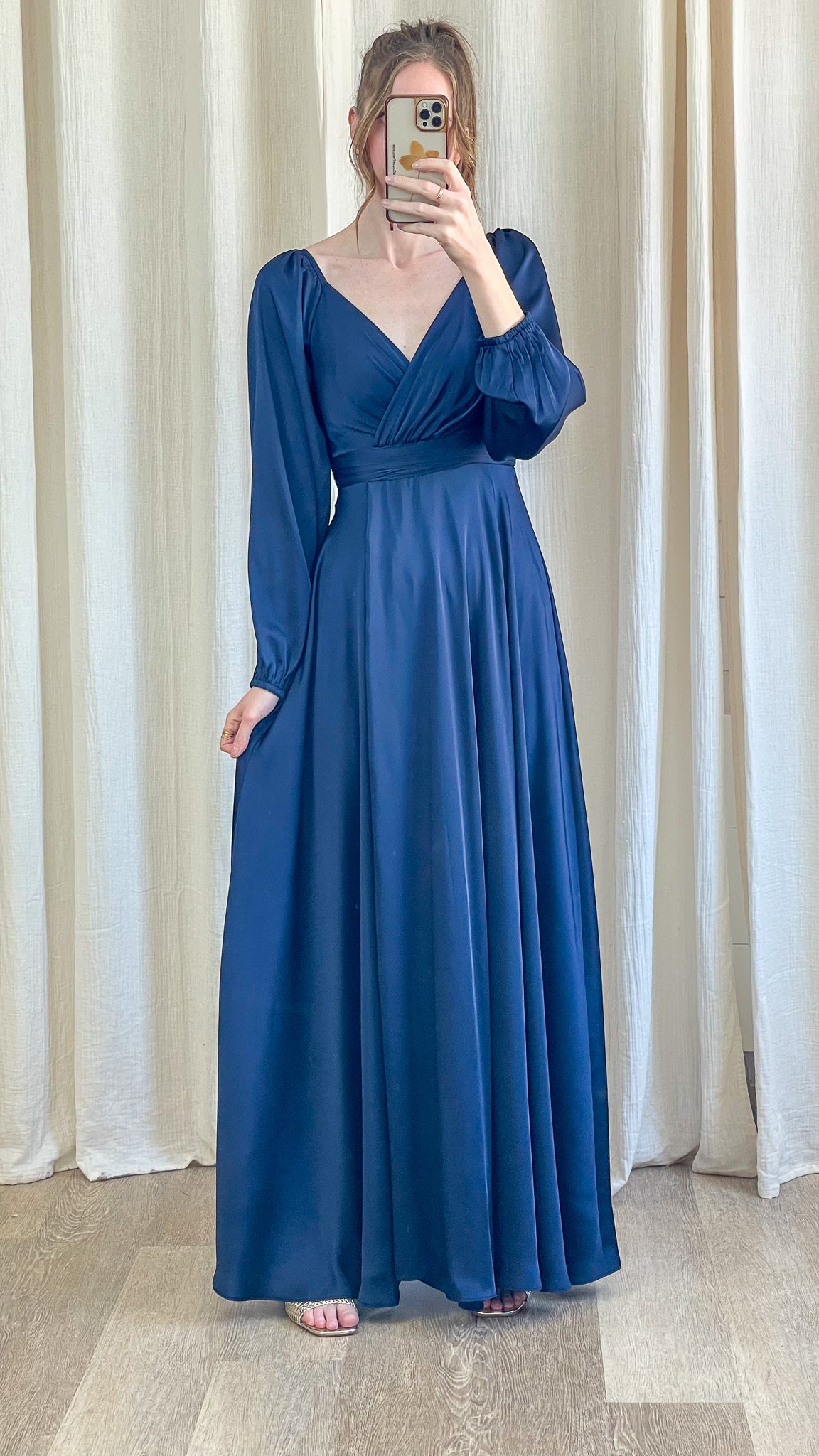 Robe Karine robe longue bleu satinée invitée mariage vue de face
