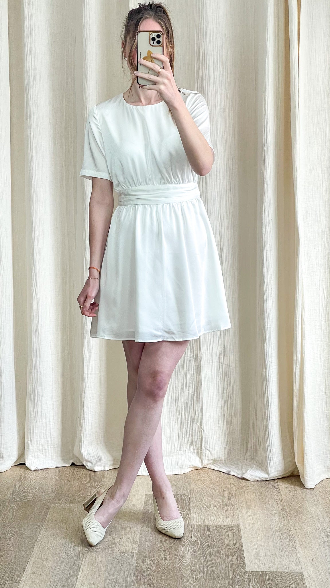 Robe blanche courte Labelle silhouette fluide idéale pour mariage civil