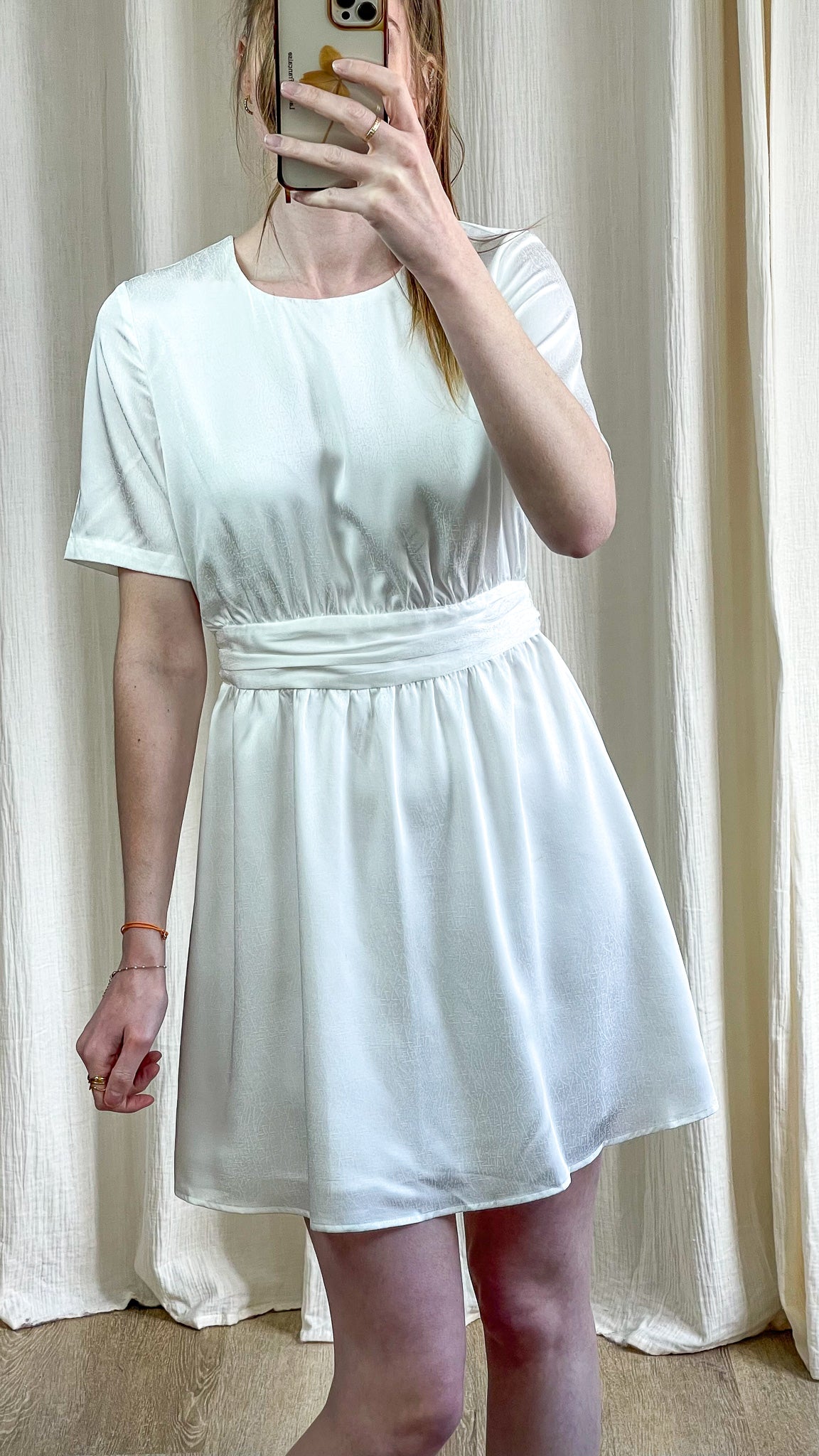 Détail robe Labelle blanche taille marquée et manches courtes fluides