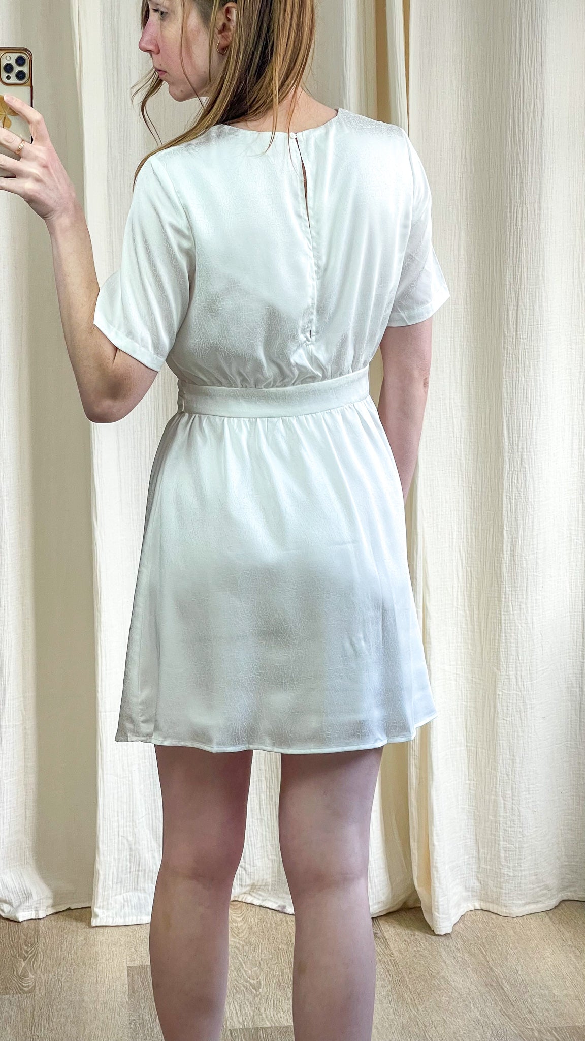 Robe blanche Labelle vue dos avec fermeture discrète au niveau du col