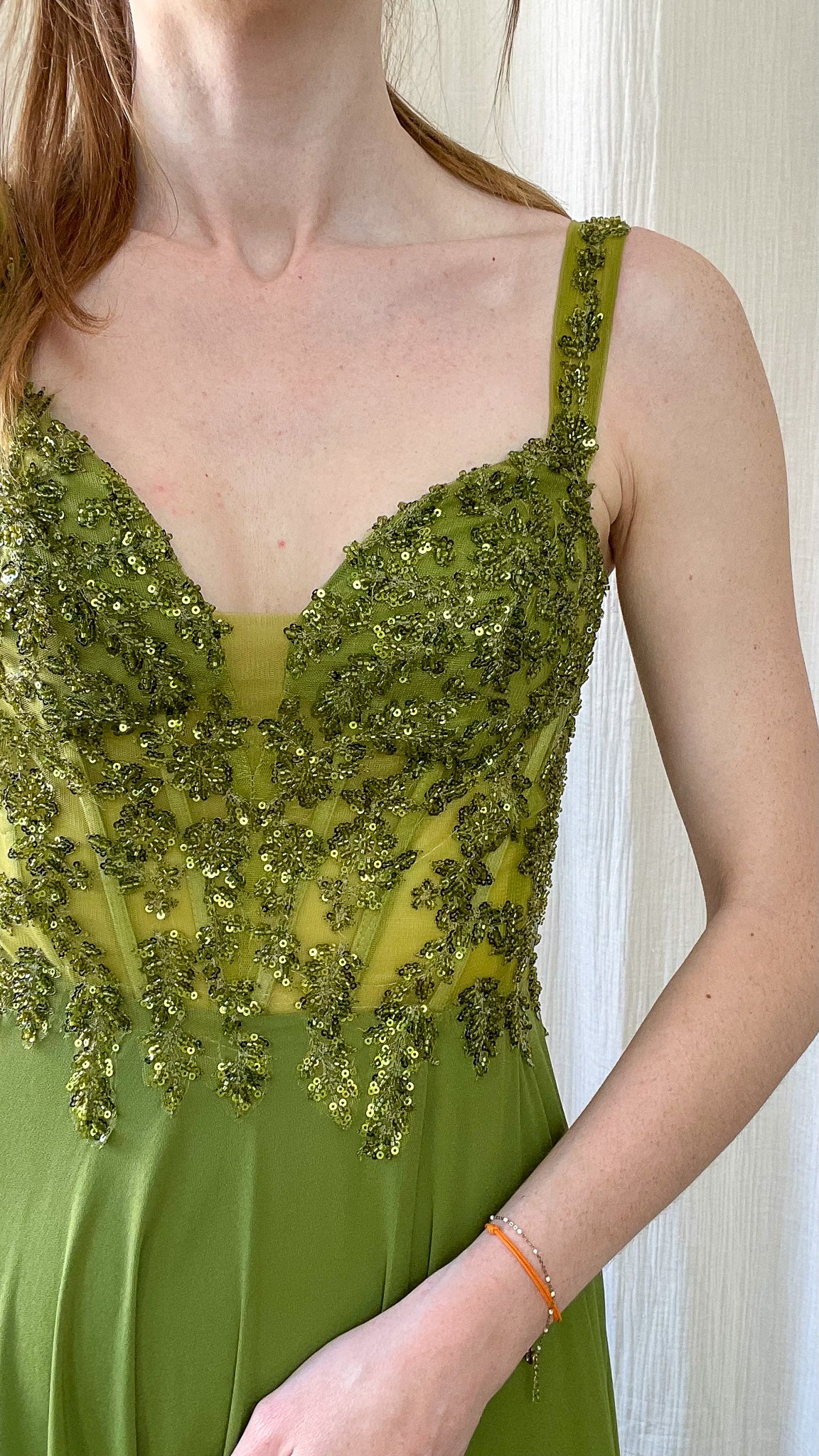 Détail buste brodé avec sequins robe Lana verte olive – robe cérémonie femme élégante