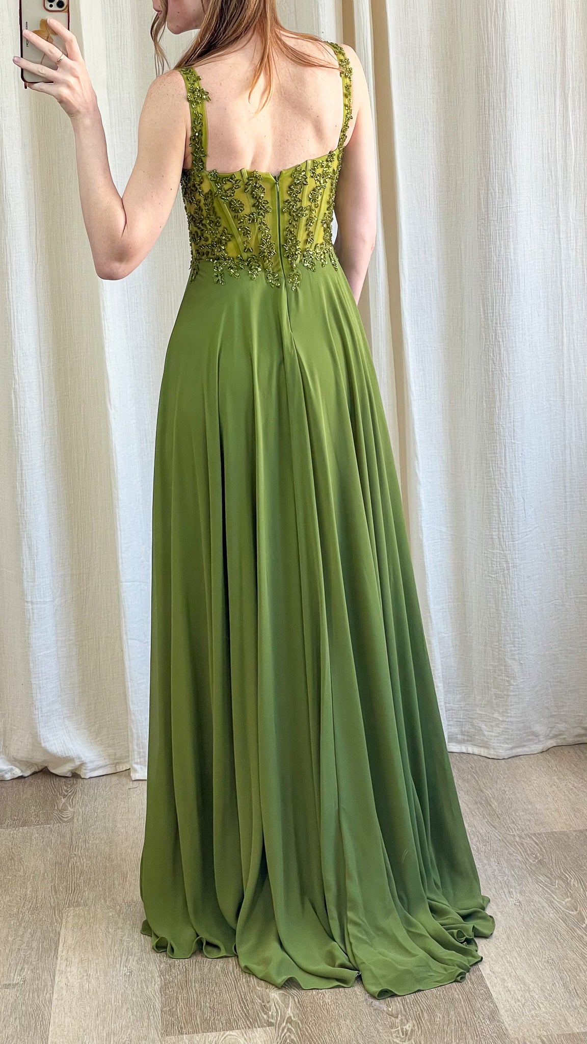 Robe Lana longue verte vue de dos – robe élégante pour mariage et cérémonie