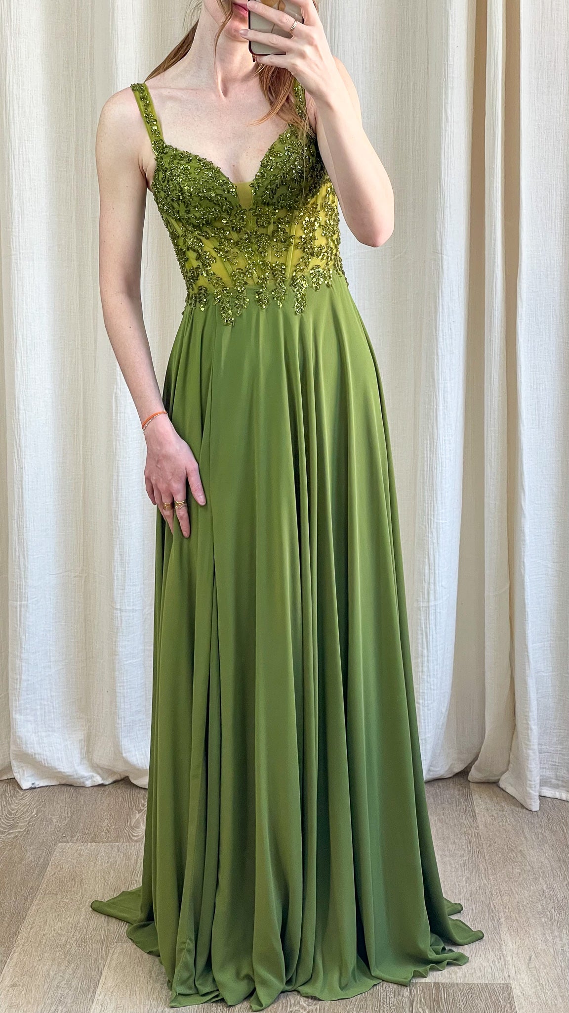 Robe Lana longue verte olive fluide avec bustier brodé – robe invitée mariage élégante