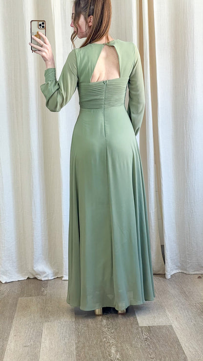 Robe longue vert sauge élégante vue de dos pour mariage ou cérémonie