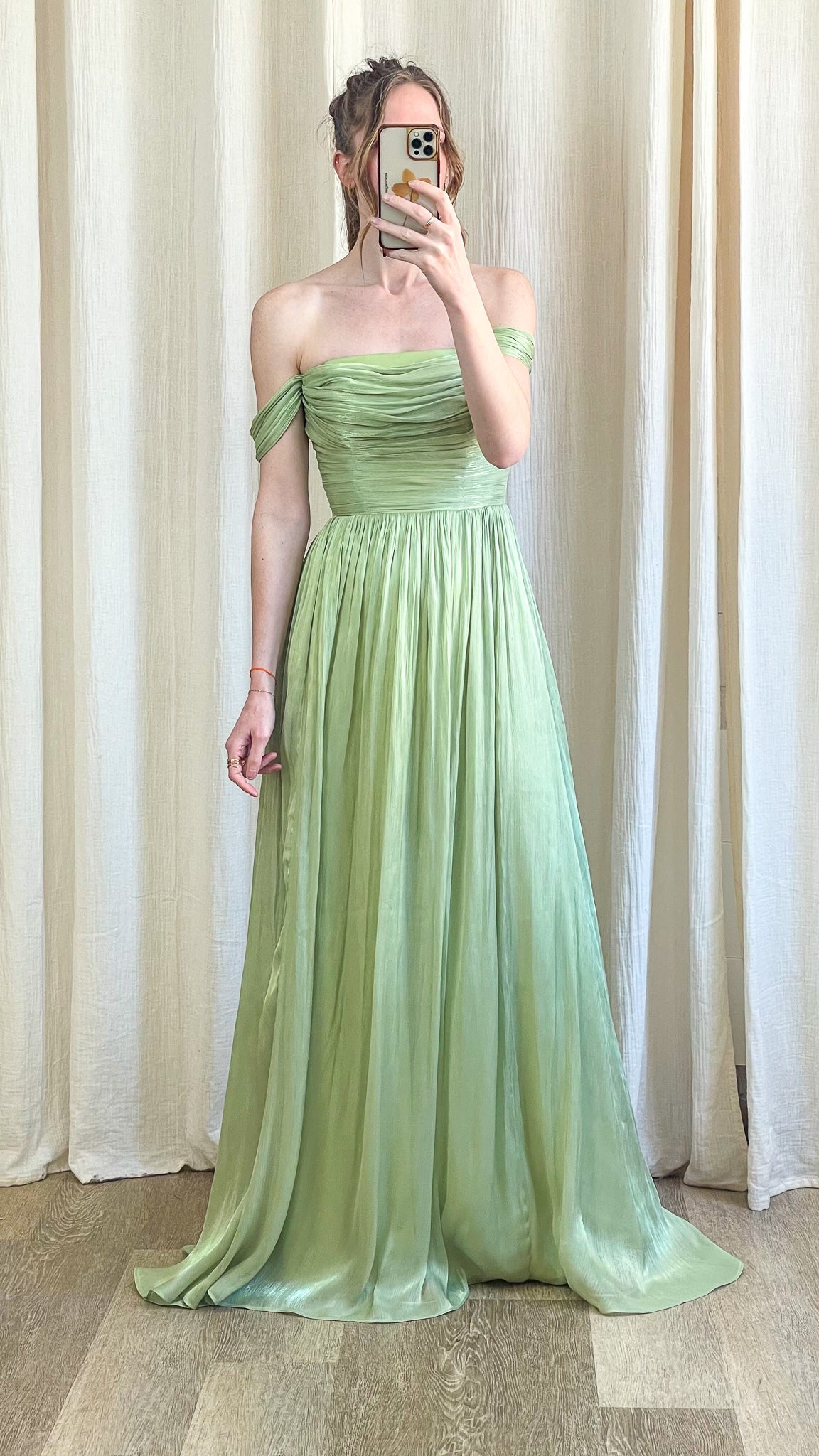 Robe longue vert sauge élégante pour invitée de mariage avec bustier drapé
