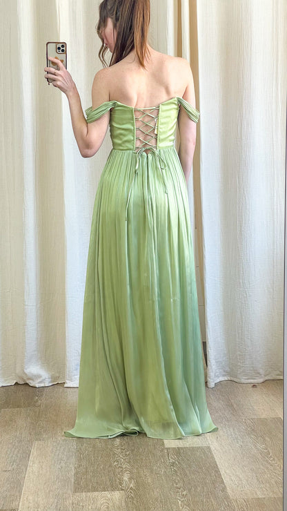 Robe longue vert sauge avec dos lacé et jupe fluide pour cérémonie