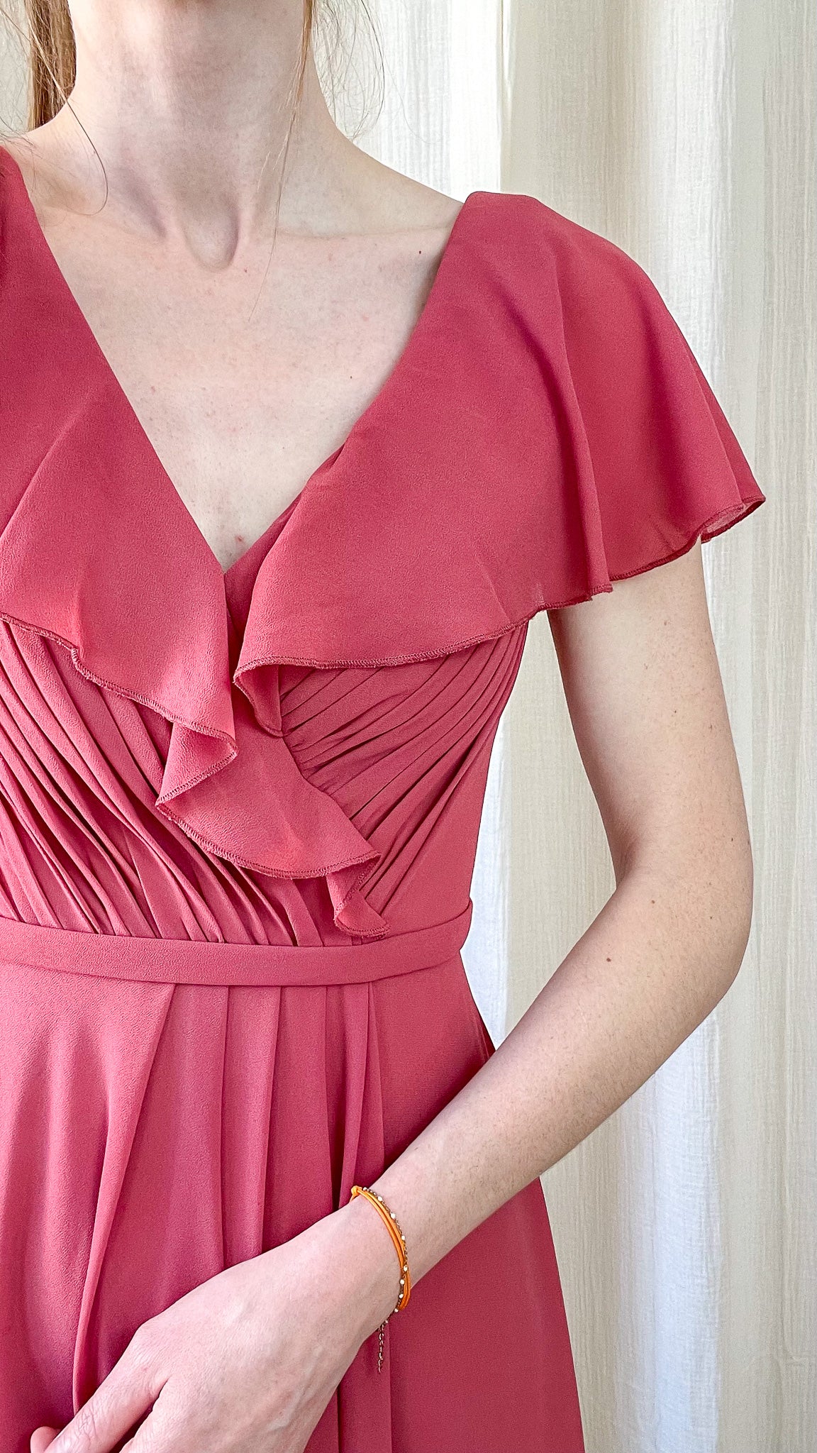 Détail décolleté drapé robe Louna vieux rose – robe élégante pour mariage