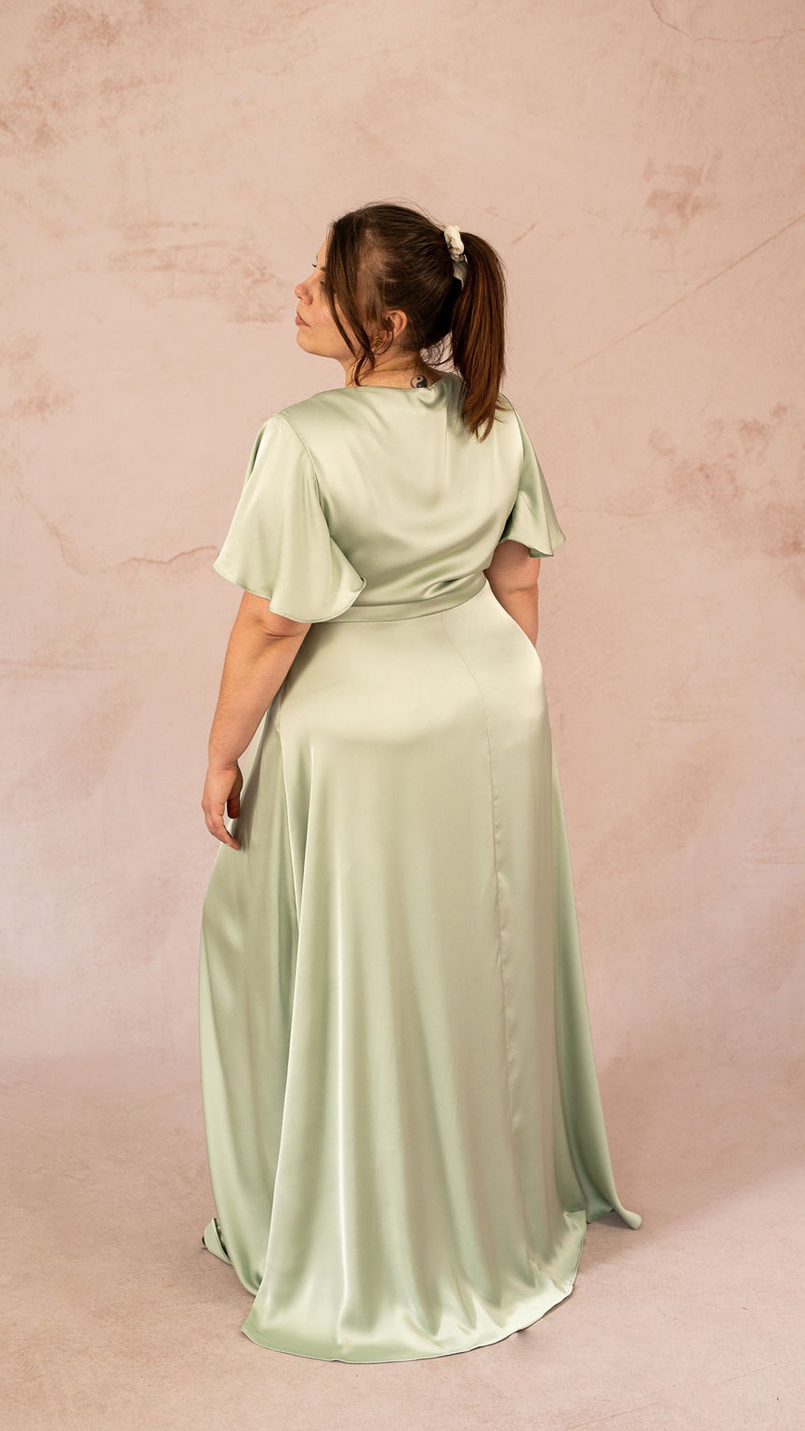 Dos de la robe Luisa longue satinée vert sauge