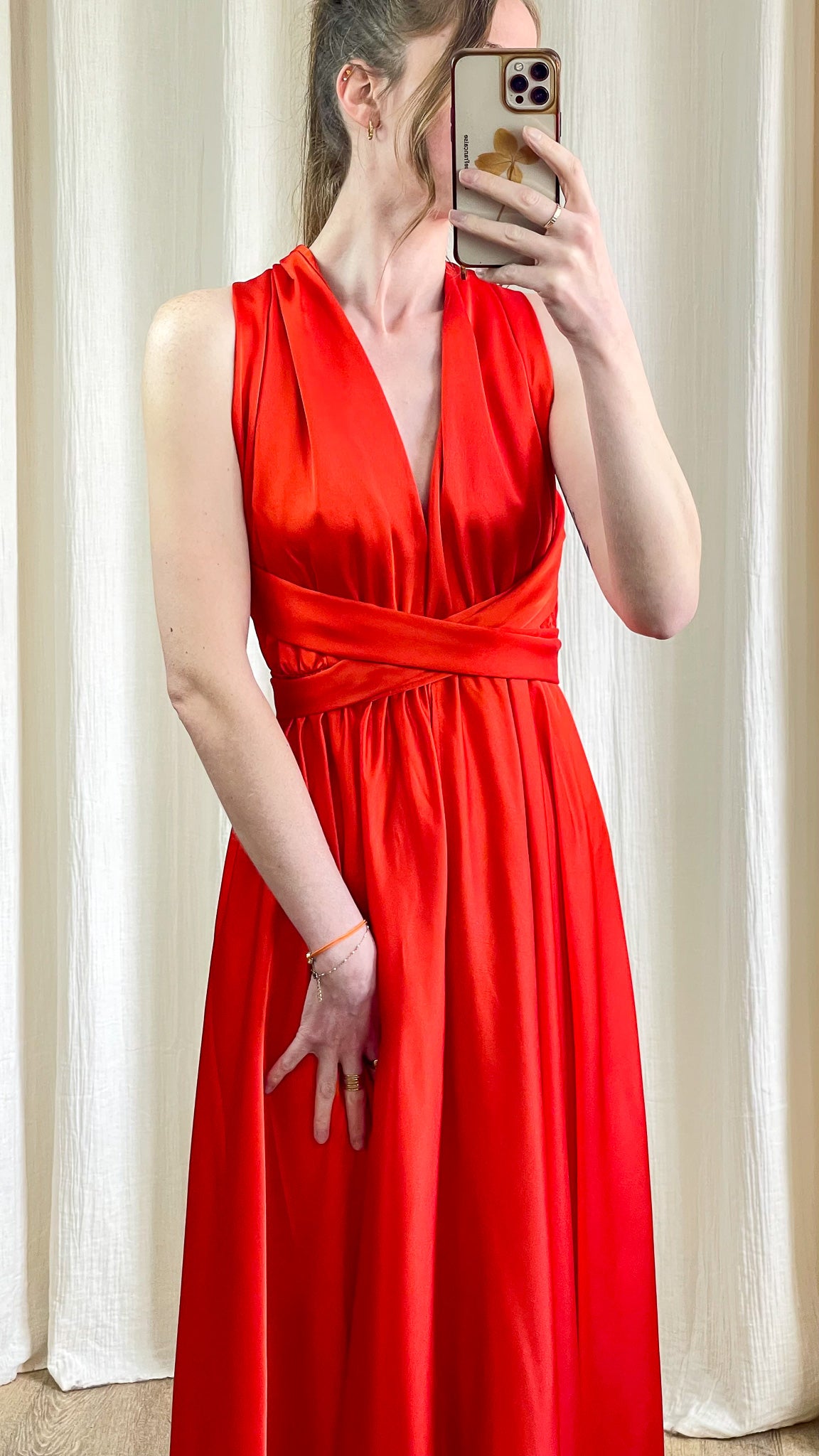 Détail buste robe Mia satinée multiposition orange avec décolleté drapé