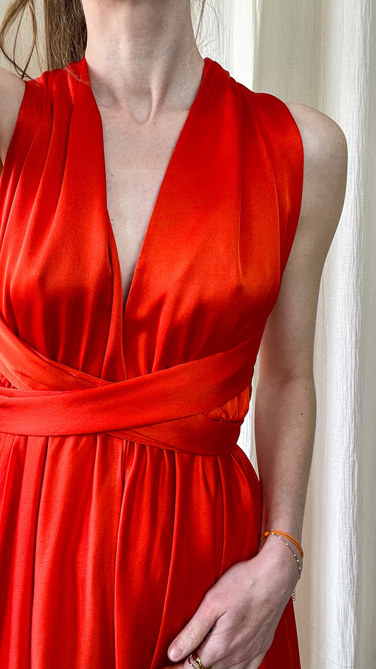 Détail tissu satin robe Mia robe longue multiposition orange