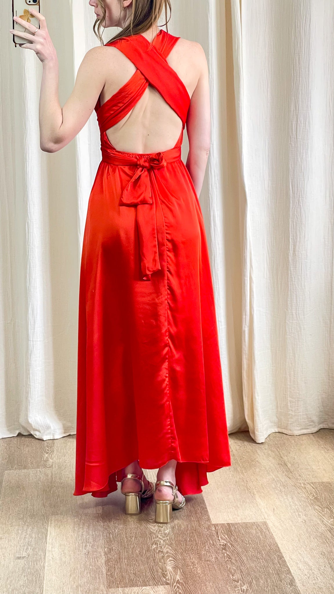 Robe Mia robe multiposition satinée orange vue de dos avec dos croisé