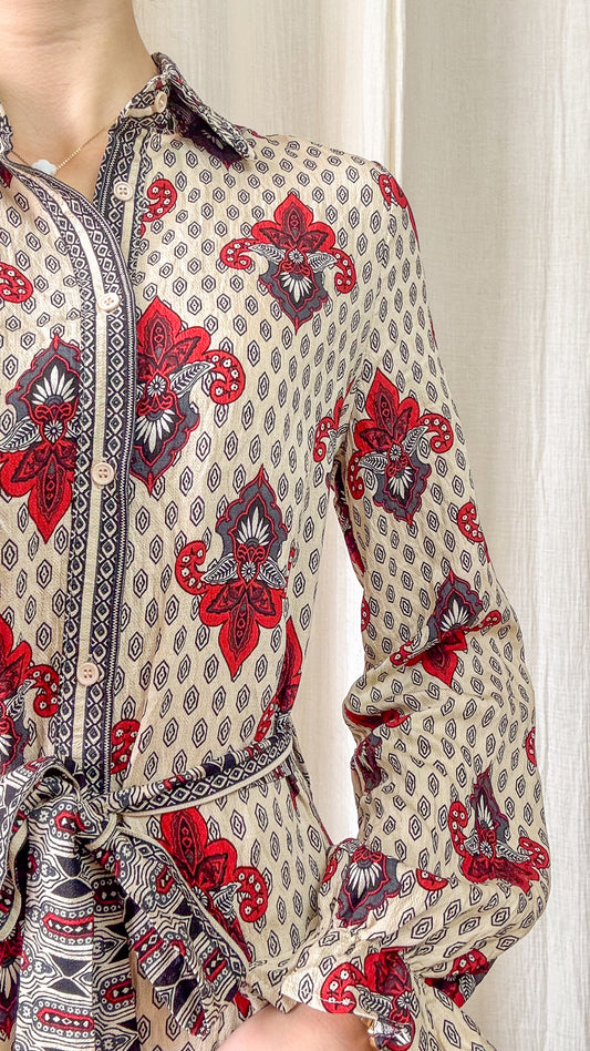 Détail robe imprimé bohème rouge et beige tissu fluide