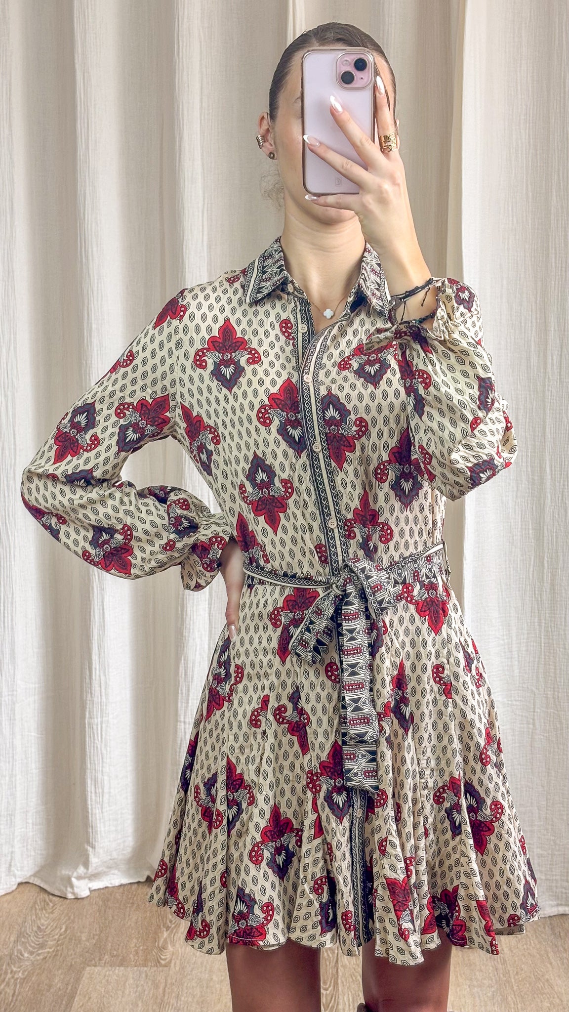 Robe patineuse bohème fluide look avec bottes hautes