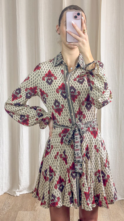 Robe patineuse bohème fluide look avec bottes hautes
