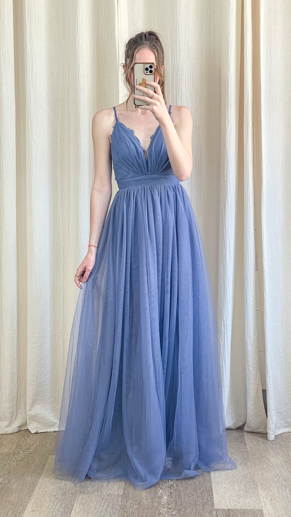 Robe Océane longue bleue en tulle avec décolleté plongeant – robe cocktail mariage élégante