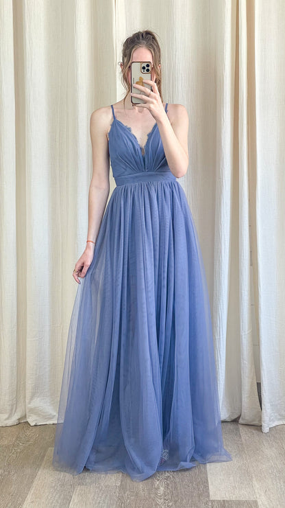 Robe Océane longue bleue en tulle avec décolleté plongeant – robe cocktail mariage élégante