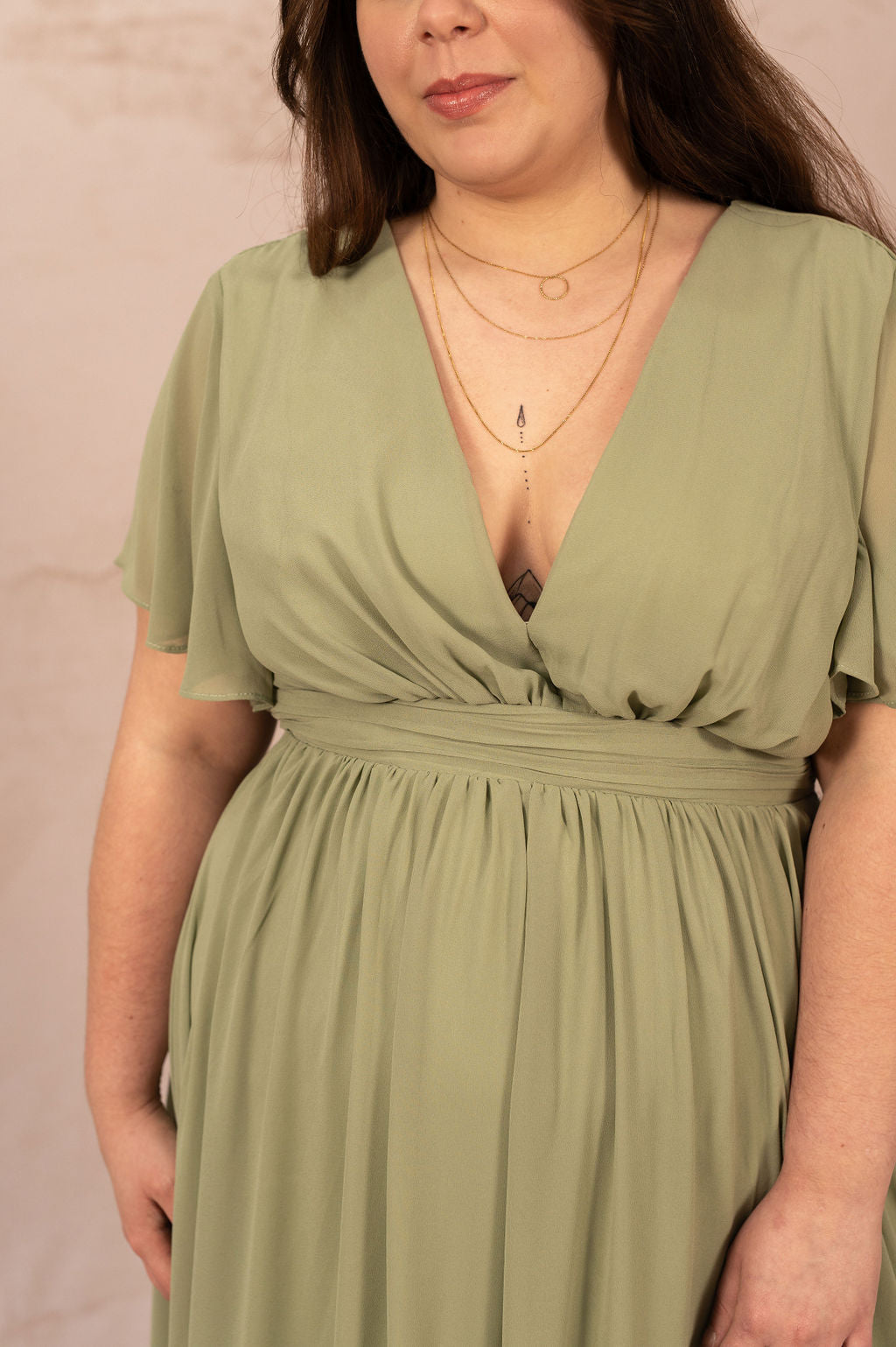 Détail décolleté croisé robe longue grande taille vert sauge modèle Tacha