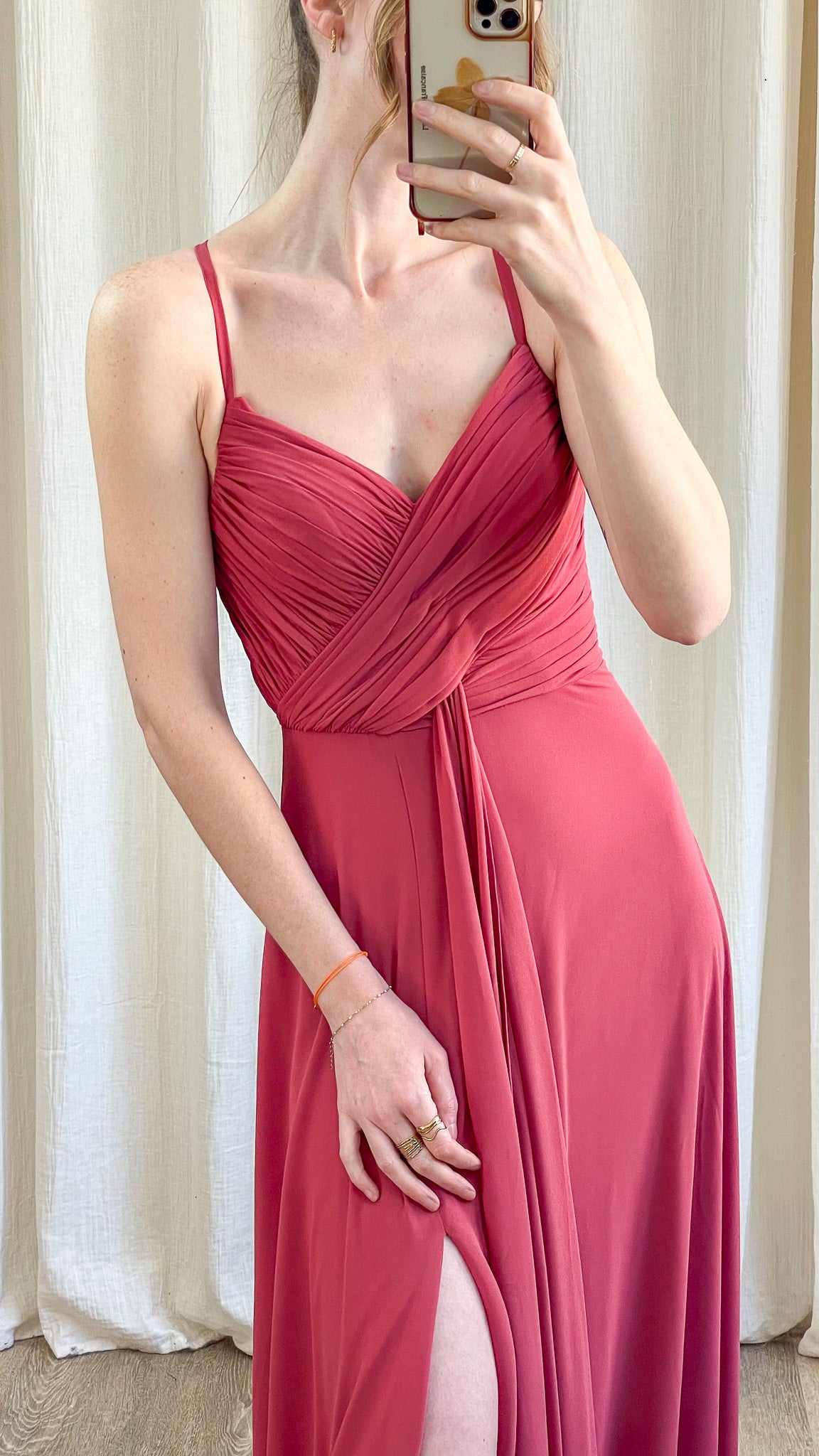 Décolleté en V drapé de la robe Valentine avec fines bretelles – robe invitée mariage élégante