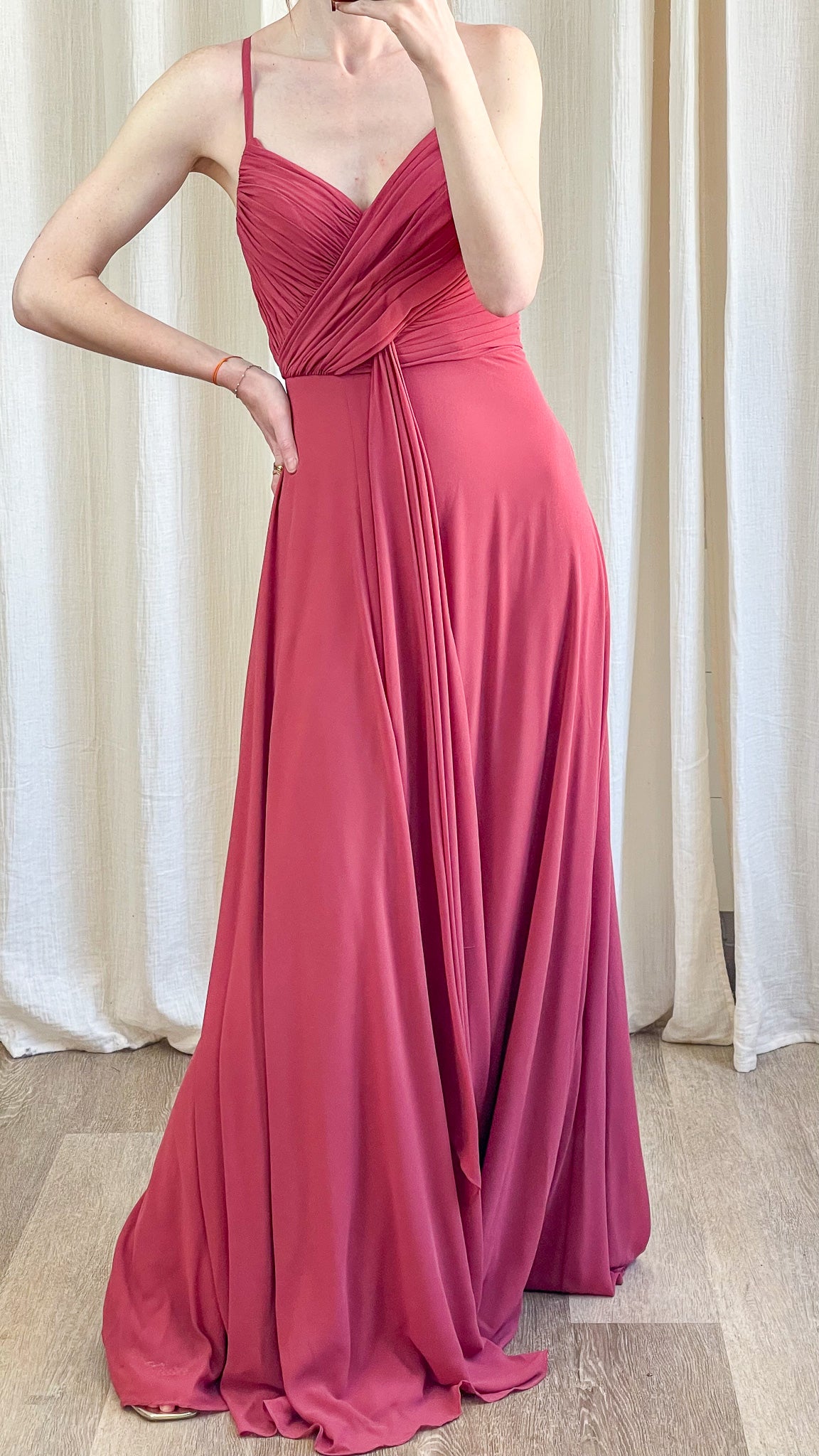 Détail drapé de la robe Valentine avec taille marquée – robe longue cérémonie femme