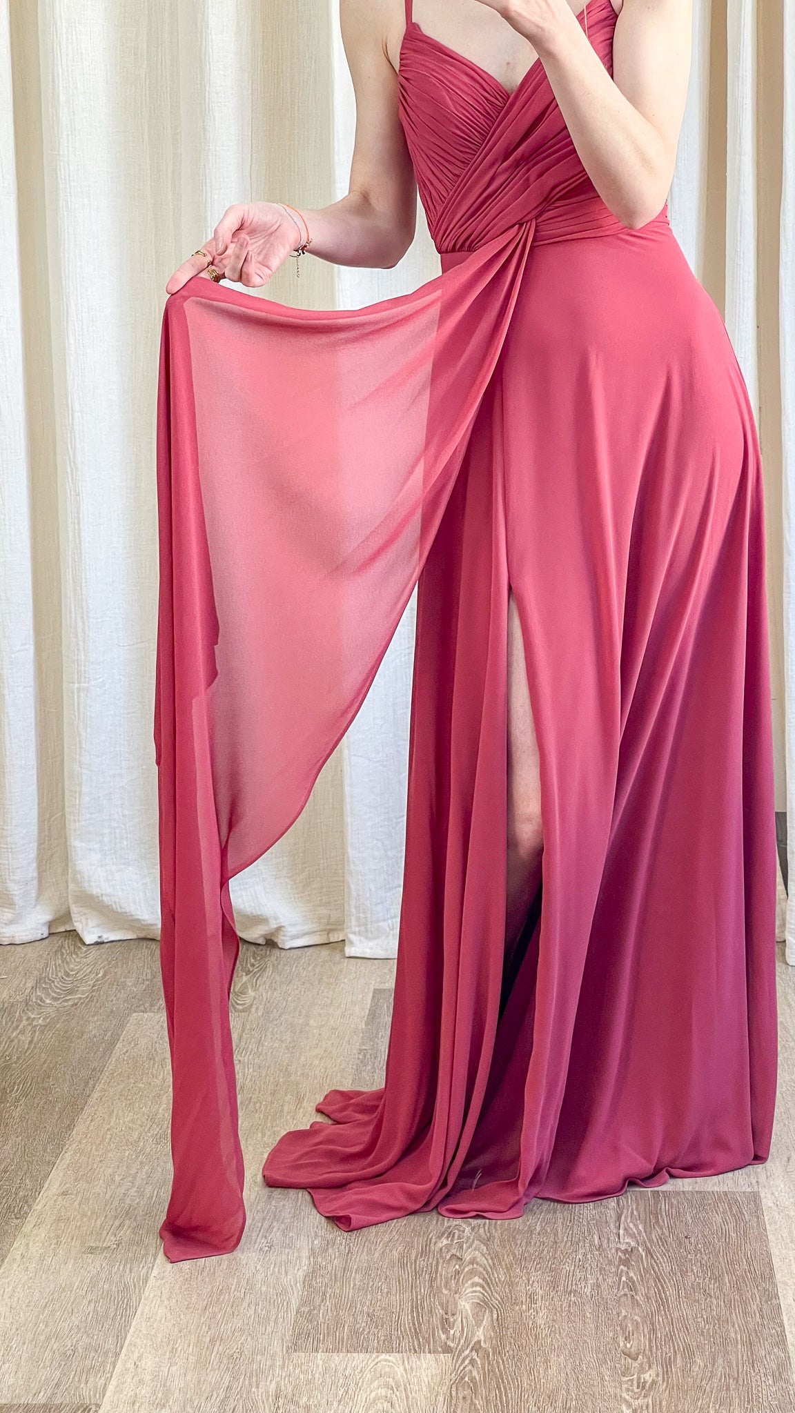 Robe Valentine avec fente sur la jambe et jupe fluide – robe élégante pour mariage